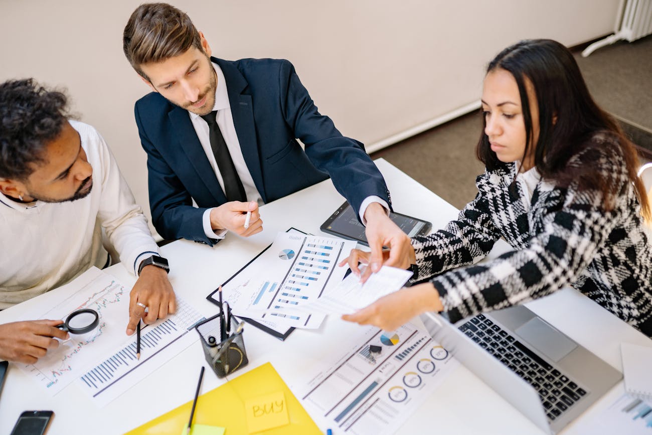 Equipe da L&R Contabilidade analisando documentos