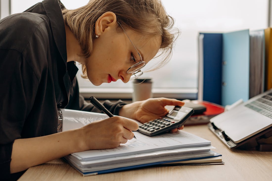 Profissional de contabilidade trabalhando com a plataforma digital