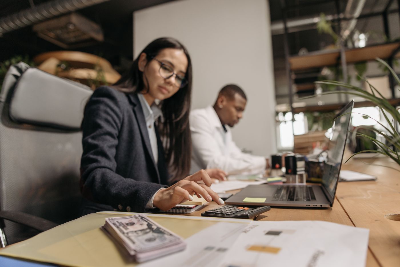 Consultora da L&R Contabilidade orientando um cliente no escritório